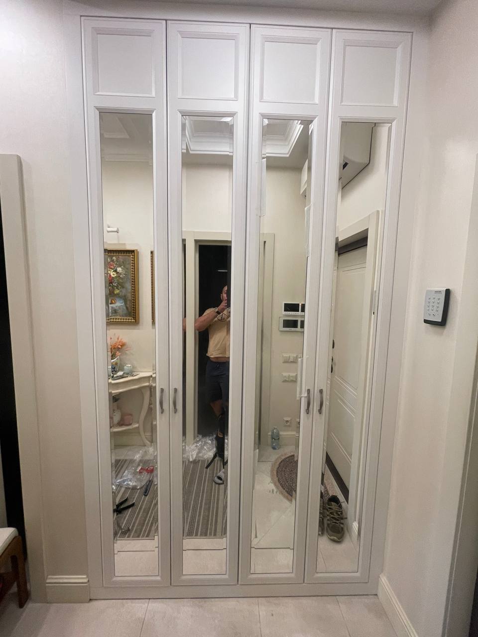 Шкаф с зеркальными дверями